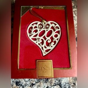 2006-Heart - Boxed
A Year To Remember Ornament
by LENOX
